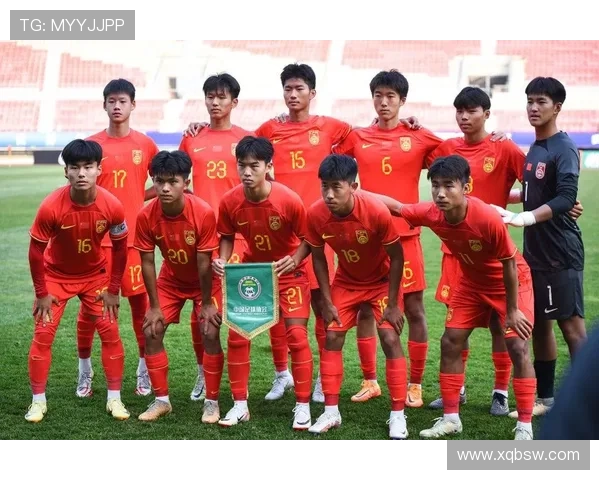 中国男足备战世界杯预选赛 新主帅亮相训练场全力提升球队战术水平